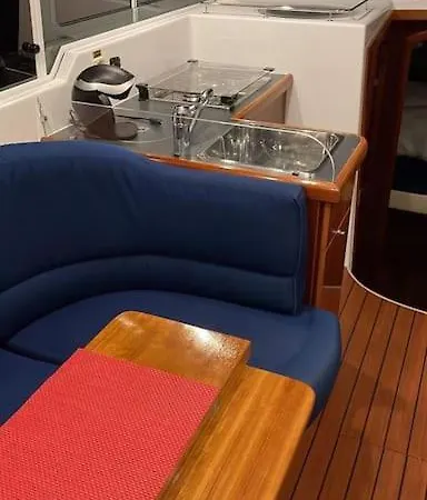 Tekne Se Alquila Barco-casa, Lanzarote